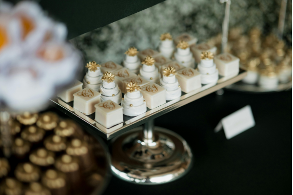 Doces finos, bem-casados e mesa de doces